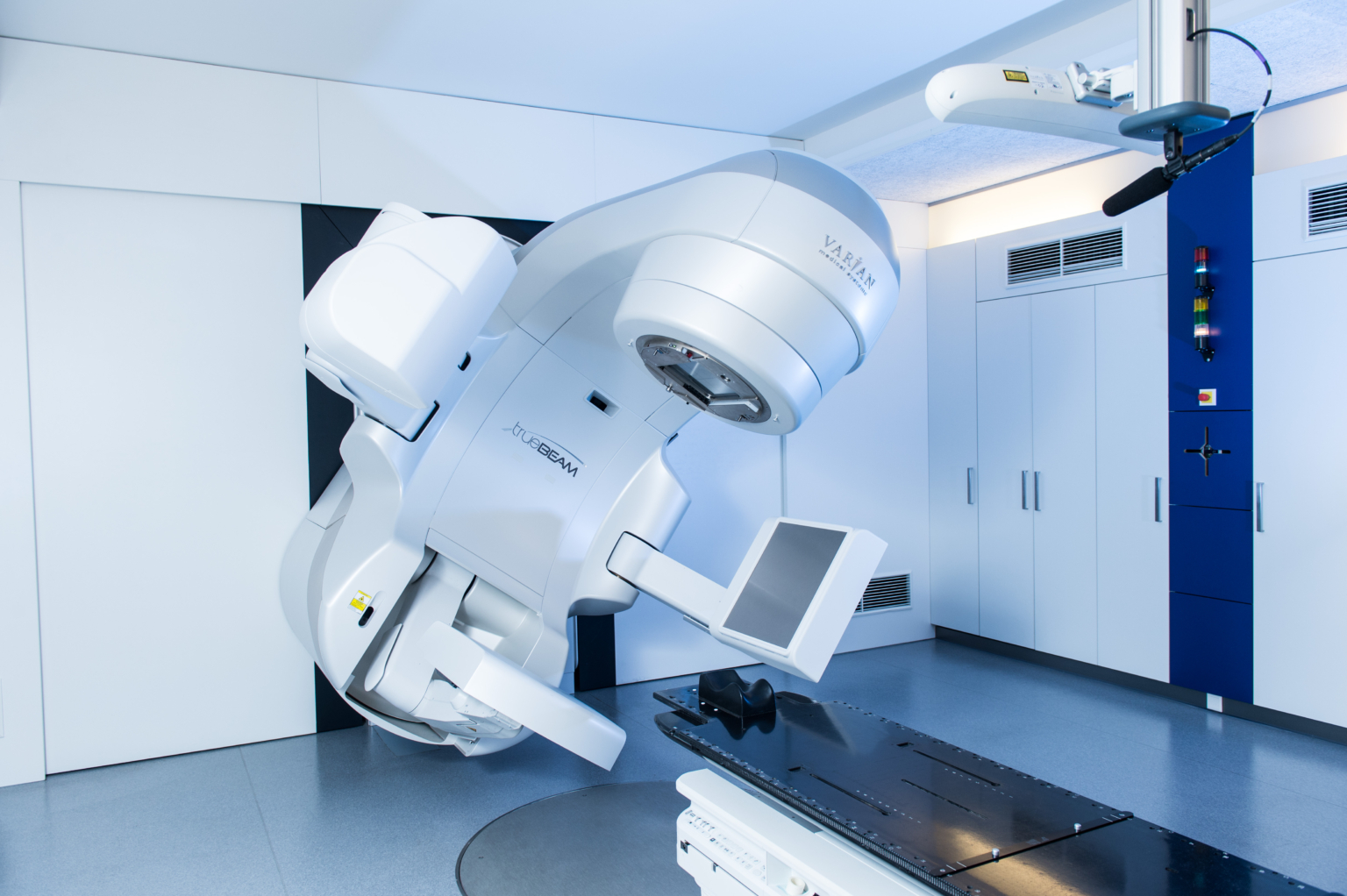Medizin erklärt: Strahlentherapie bei Brustkrebs | Strahlentherapeut Dr. med. Jürgen Heide ...